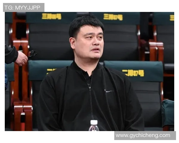 姚明在新闻发布会上接受提问分享篮球生涯与未来发展计划