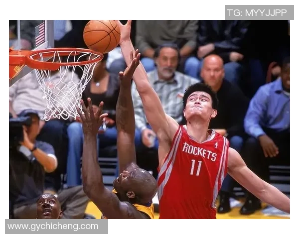 姚明的高大身姿与独特面容展现出篮球巨星的魅力与风范